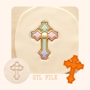 Puede incluir: Un cortador de galletas en forma de cruz y una galleta decorada. La galleta está decorada con colores pastel y detalles dorados. El texto "STL FILE" está impreso en la imagen.
