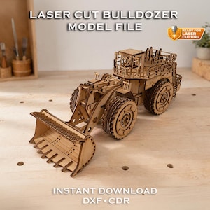 Może przedstawiać: Model spycharki z drewna wycięty laserowo. Model ma skomplikowane detale, w tym ostrze, koła i kabinę. Tekst "LASER CUT BULLDOZER MODEL FILE" znajduje się na górze, a "INSTANT DOWNLOAD DXF • CDR" na dole. Logo "READY FOR LASER CUTTING" znajduje się po prawej stronie.