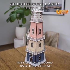 Può includere: Un modello di faro in legno a più livelli, tagliato al laser, nei toni del rosa, beige e blu. Il faro presenta finestre dettagliate, balconi e una struttura sul tetto. Il testo sull'immagine recita "3D LIGHTHOUSE LASER CUT FILE" e "INSTANT DOWNLOAD".