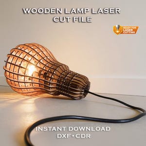 Peut inclure: Une lampe en bois en forme d'ampoule, dégageant une lueur chaleureuse. La lampe est faite de pièces de bois superposées, créant un design unique. Le texte "WOODEN LAMP LASER CUT FILE" et "INSTANT DOWNLOAD" est visible.