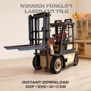 Könnte beinhalten: Ein lasergeschnittenes Holzmodell eines Gabelstaplers. Der Gabelstapler hat einen dunkelbraunen Rahmen, einen beigen Körper und rote Akzente. Der Text "WOODEN FORKLIFT LASER CUT FILE" steht oben und "INSTANT DOWNLOAD" unten.