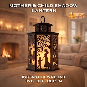 Puede incluir: Una linterna de madera con intrincados diseños recortados que representan a una madre y un niño. La linterna tiene un brillo cálido y acogedor de la luz interior. El texto en la imagen dice "MOTHER & CHILD SHADOW LANTERN" y "INSTANT DOWNLOAD SVG DXF CDR AI".