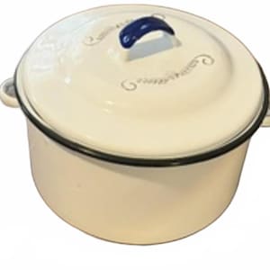 Puede incluir: Una olla redonda de esmalte color crema con tapa a juego. La olla cuenta con un asa azul oscuro en la tapa, dos asas laterales y un borde negro fino en la parte superior. En la superficie de la tapa se observa un texto decorativo en cursiva.