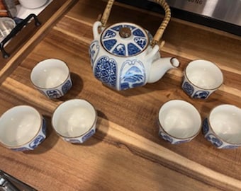 Tetera japonesa de cerámica vintage con 6 tazas, asa de ratán, craquelado blanco y azul.