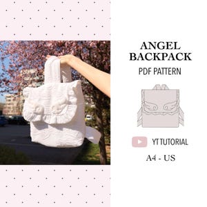 Może przedstawiać: Biały plecak z motywem skrzydeł anioła i falbankami. Torba jest trzymana na tle rozmytego tła drzew i drogi. Widoczny jest tekst "ANGEL BACKPACK PDF PATTERN", a także schemat torby i "YT TUTORIAL".
