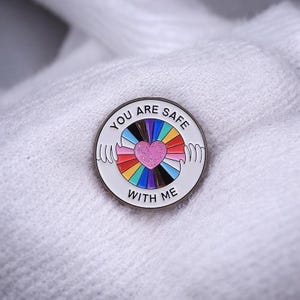 Broche en émail Vous êtes en sécurité avec moi image 5