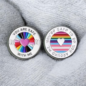 Puede incluir: Un juego de tres tazas de cerámica con un acabado moteado y mate. Las tazas son de color crema, gris claro y gris oscuro. Cada taza tiene un diseño simple y moderno y un asa redondeada.