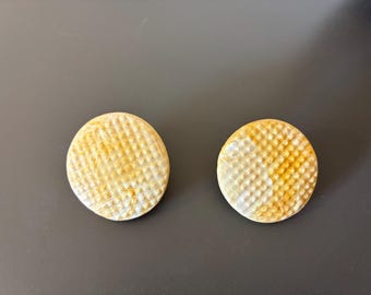 Pendientes de botón de arcilla polimérica hechos a mano | Pendientes texturizados color beige | Joyería artesanal | Regalo para mujer