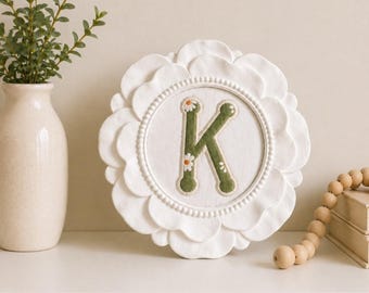 Gepersonaliseerde geborduurde eerste lijst | Groene bloemen kinderkamerdecoratie (4 x 4)
