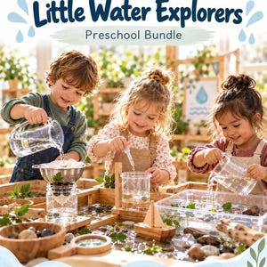 Può includere: Un set educativo Little Water Explorers Preschool Bundle con il testo Lil Love & Lil Light Early Learning Resources e National Water Week 2026. Tre bambini giocano con l'acqua usando brocche trasparenti, un colino e una barchetta di legno.