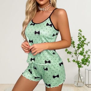 Könnte beinhalten: Ein handgefertigtes Holzschneidebrett mit natürlicher Oberfläche. Das Brett hat eine Baumkante auf einer Seite und eine rechteckige Form. Es misst ca. 45 cm lang, 30 cm breit und 2,5 cm dick.