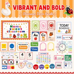 Pode incluir: Um conjunto de decoração para sala de aula com vários cartazes educativos, etiquetas e gráficos. Os elementos incluem uma placa Home Sweet Classroom, cartões do alfabeto, um calendário, um relógio e vários ícones como um cisne, uma joaninha e um sapo.