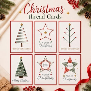 Könnte beinhalten: Sechs weiße, rechteckige Grußkarten mit rotem Rand und weihnachtlichen Fadenkunst-Motiven. Die Karten zeigen mit Fäden gestaltete Weihnachtsbäume, Sterne und geometrische Muster sowie Schriftzüge wie Merry Christmas, joy und peace.