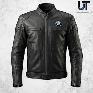 Puede incluir: Chaqueta de moto de cuero negro con cuello alzado, bolsillos con cremallera y parche con el logotipo de BMW. La chaqueta tiene hombros acolchados y cierre frontal con cremallera. Las mangas tienen puños con cremallera. El logotipo de Urban Torque Ltd está en la esquina superior derecha.