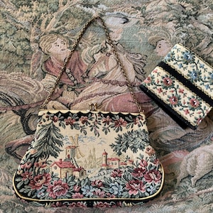 Monedero vintage con tapiz, escena de pueblo, asa de cadena, forro de satén y bolsillo. Incluye una cartera de tapiz a juego. Un pequeño y dulce accesorio.