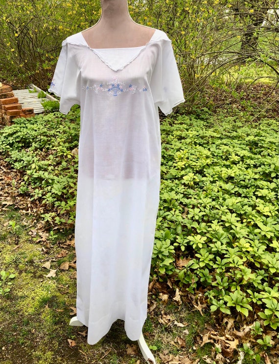 Vintage 1920’s Nightgown Embroidered Short Sleeved Lo… - Gem