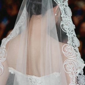 Könnte beinhalten: Ein Set aus drei Keramikbechern mit gesprenkelter, matter Oberfläche. Die Becher sind in Creme-, Hellgrau- und Dunkelgrautönen gehalten. Jeder Becher hat ein schlichtes, minimalistisches Design.