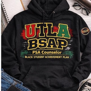 Puede incluir: Sudadera con capucha negra con el texto "UTLA BSAP PSA Counselor BLACK STUDENT ACHIEVEMENT PLAN" en rojo, verde y amarillo. Un parche "BSAP" está en la manga. La sudadera tiene un bolsillo delantero y una capucha con cordón.
