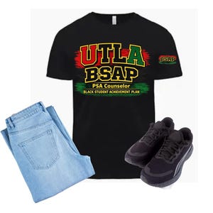 Puede incluir: Camiseta negra con el texto "UTLA BSAP PSA Counselor Black Student Achievement Plan" en rojo, verde y dorado. Vaqueros azul claro y zapatillas deportivas negras.