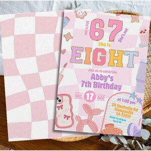 以下が含まれることがあります： 「67 She is EIGHT」の文字が入ったピンクと白の誕生日招待状。招待状の裏面にはピンクと白のチェック柄が入っています。アビーの7歳の誕生日のお祝いです。