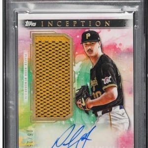 Puede incluir: Un juego de tres tazas de cerámica con un acabado mate moteado. Cada taza presenta un color diferente: azul claro, crema y gris. Las tazas tienen un diseño simple y moderno y un asa cómoda.