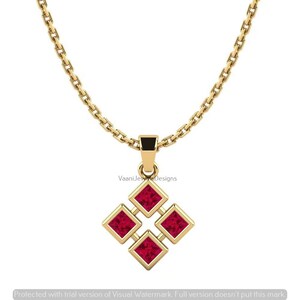 Peut inclure: Un collier à chaîne en or avec un pendentif composé de quatre pierres précieuses rouges de taille carrée disposées en grappe en forme de losange. Le pendentif est suspendu à une fine chaîne à maillons dorés, avec le texte VaaniJewelDesigns visible.