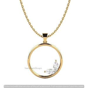 Può includere: Una collana in oro con un ciondolo circolare dotato di due pietre chiare taglio marquise fissate sul bordo interno. Il ciondolo pende da una sottile catenina d'oro. Il testo VaaniJewelsDesigns è visibile sul lato sinistro della cornice.