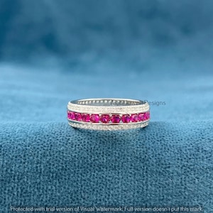 Anillo de aniversario para mujer con rubíes, circonitas cúbicas y diamantes, ideal para quienes nacieron en julio.