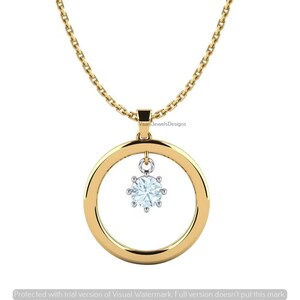 Può includere: Una collana a catena dorata con un ciondolo circolare dalla finitura oro lucido. Sospesa al centro del cerchio si trova una singola pietra preziosa rotonda e trasparente in una montatura argentata, creando un contrasto tra oro e argento.