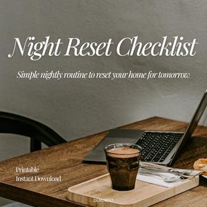 Peut inclure: Une table en bois avec un ordinateur portable, un verre de café et un petit plateau en bois avec des couverts et une pâtisserie. Le texte "Night Reset Checklist" et "Simple nightly routine to reset your home for tomorrow" sont affichés. Les mots "Printable" et "Instant Download" sont également visibles.