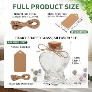 Può includere: Un set di vasetti di vetro a forma di cuore con coperchio in sughero naturale, fiocco in spago di iuta rustico ed etichette kraft vuote. Il vasetto è alto 7,3 cm, largo 6 cm e profondo 4,2 cm.