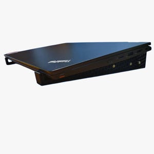 Könnte beinhalten: Ein schwarzes ThinkPad-Laptop auf einem schwarzen Laptop-Ständer. Das Laptop ist geschlossen, mit dem ThinkPad-Logo sichtbar. Der Ständer hat eine strukturierte Oberfläche und ist für ergonomische Nutzung abgewinkelt.