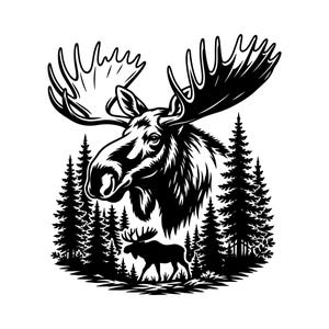 Könnte beinhalten: Eine schwarz-weiße grafische Illustration, die einen großen Elchkopf mit markantem Geweih über einer kleineren Silhouette eines Elches zeigt, der durch einen dichten Kiefernwald läuft. Das Design verwendet kontrastreiche Linien.