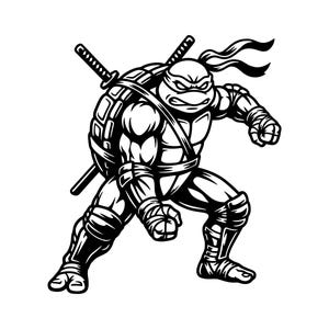 以下が含まれることがあります： 戦闘態勢をとる筋肉質なカメのキャラクターの白黒グラフィックイラスト。キャラクターはマスク、腕と脚の包帯を身に着け、背中には2本の刀が交差した甲羅を背負っている。太い線で描かれた力強いデザインが特徴的である。