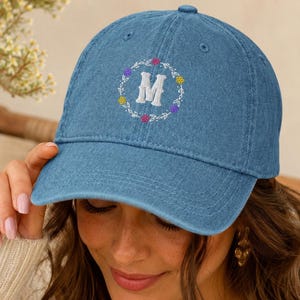 Gorra con inicial floral, gorra de béisbol vaquera para mujer, gorra de papá moderna con monograma de la generación Z para niñas, gorra personalizada ajustable sin estructura