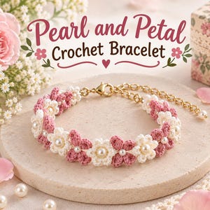 Op de afbeelding: Een gehaakte armband met afwisselende roze en witte bloemmotieven, elk met een kleine witte parel in het midden. De armband is voorzien van een goudkleurige metalen ketting met een karabijnsluiting en de tekst Pearl and Petal Crochet Bracelet.