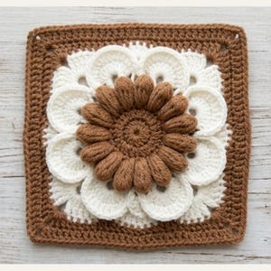 Puede incluir: Una taza de cerámica blanca con asa negra y el texto "But First, Coffee" en negrita negra. La taza se encuentra sobre un fondo borroso, resaltando su diseño limpio.