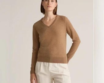 Suéter de cuello en V de cachemir mongol Quince color camel tostado Quiet Luxury Yacht estilo preppy