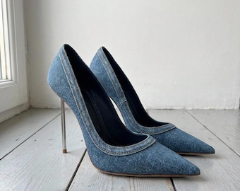 Décolleté in denim con tacco a spillo, décolleté con tacco in metallo argentato, décolleté in denim a punta con cinturino posteriore, scarpe con tacco alto in jeans da donna, décolleté o slingback