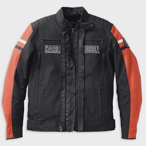 Op de afbeelding: Zwarte motorjas met oranje mouwen en witte strepen. De jas heeft de tekst "HARLEY DAVIDSON" in het wit. Het heeft een ritssluiting, meerdere zakken en een gewatteerd schouderontwerp.