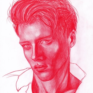 Könnte beinhalten: Rote Bleistiftskizze eines Porträts einer Person mit kurzen, gestylten Haaren und einem Hemd mit Kragen. Das Kunstwerk ist eine Nahaufnahme des Gesichts der Person, mit Fokus auf Augen und Lippen. Die Initialen des Künstlers und das Jahr 2020 sind sichtbar.