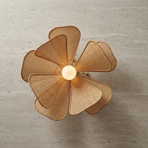Puede incluir: Un letrero de madera hecho a mano con el texto "Welcome to our home" en un estilo manuscrito. El letrero está pintado de blanco con un marco teñido oscuro y un pequeño corazón decorativo.