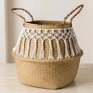 Peut inclure: Ensemble de trois tasses en céramique avec une finition mate et mouchetée. Les tasses sont de couleur crème, gris clair et gris foncé. Chaque tasse a un design simple et minimaliste, parfait pour le café ou le thé.