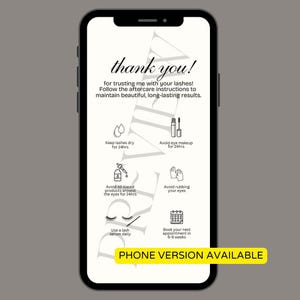 Puede incluir: Un teléfono inteligente muestra instrucciones de cuidado posterior para extensiones de pestañas. La pantalla muestra el texto "thank you!" y pautas como "Keep lashes dry for 24hrs" y "Avoid eye makeup for 24hrs." Una pancarta amarilla en la parte inferior dice "PHONE VERSION AVAILABLE."