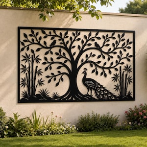 Könnte beinhalten: Ein rechteckiges Wandkunstpaneel aus schwarzem Metall mit einem detaillierten lasergeschnittenen Design, das einen großen zentralen Baum mit Vögeln in den Ästen, einen Pfau am Fuß des Baumes und Bambusstangen auf beiden Seiten des Rahmens zeigt.