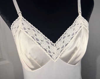 Vintage Vanity Fair witte nylon onderjurk met kanten rand, verstelbare bandjes (maat 34)