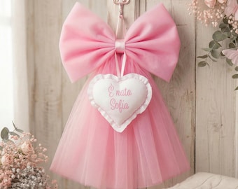 Crociedelizie, fiocco nascita bimba personalizzato in tulle rosa con ricamo nome ricamato elegante semplice coccarda fuori porta cuore