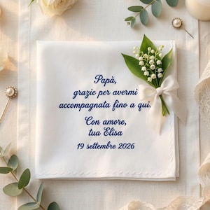 Può includere: Un cartello in legno rustico con la scritta "Welcome to our home" in stile scritto a mano. Il cartello presenta una finitura invecchiata e un design semplice e invitante, perfetto per un portico o un ingresso.