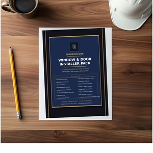 Op de afbeelding: Een document getiteld "WINDOW & DOOR INSTALLER PACK" met de tekst "TRADEDOCSUK" bovenaan. Het document ligt op een houten oppervlak met een potlood en een kopje koffie. Een witte helm staat op de achtergrond.