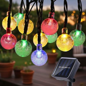 Puede incluir: Un juego de tres tazas de cerámica con un acabado moteado y mate. Las tazas son de color crema, gris claro y gris oscuro. Cada taza tiene un diseño simple y minimalista y un asa redondeada.